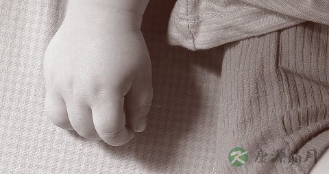 宝宝睡觉手冰冷是怎么回事 宝宝睡觉手冰冷是怎么回事