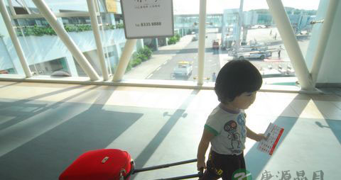 旅游乘飞机应注意什么 旅游乘飞机应注意什么