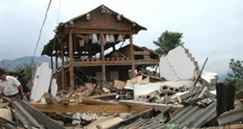 地震发生时你在户外如何避震 地震发生时你在户外如何避震