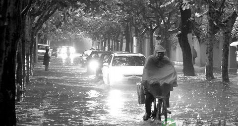 暴雨期间行人如何确保安全? 暴雨期间行人如何确保安全?