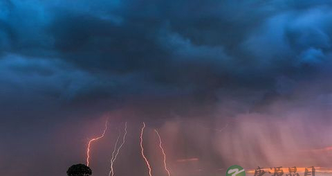 徒步时如何躲避雷雨 徒步时如何躲避雷雨