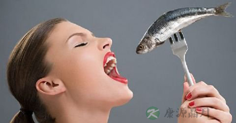 鱼刺卡在喉咙怎么办 鱼刺卡在喉咙怎么办