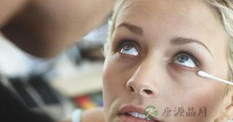 石灰不慎入眼怎么办 石灰不慎入眼怎么办