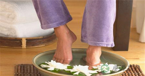 老人泡脚用什么药包好 老人泡脚用什么药包好