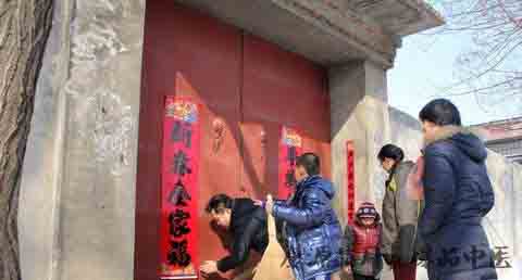 春节贴春联的习俗 春节贴春联的习俗