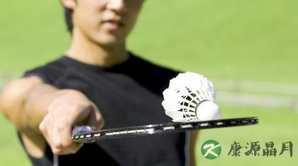 适合夏季的运动:游泳、散步、健身球皆可 适合夏季的运动:游泳、散步、健身球皆可