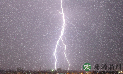 夏季雷雨多 户外如何防雷 夏季雷雨多 户外如何防雷