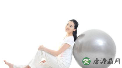 适合夏季的运动:游泳、散步、健身球皆可 适合夏季的运动:游泳、散步、健身球皆可