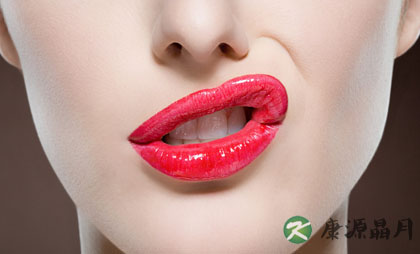 秋天防干燥不可舔嘴唇 秋天防干燥不可舔嘴唇