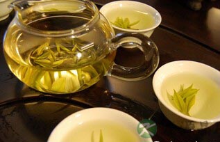 喝茶前1个动作助长寿 喝茶前1个动作助长寿