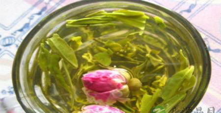绿茶加玫瑰花有何功效 绿茶加玫瑰花有何功效