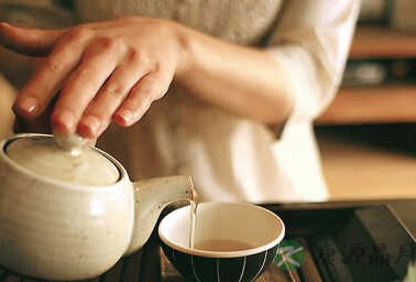 喝茶前1个动作助长寿 喝茶前1个动作助长寿