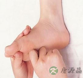 按摩涌泉穴的好处 涌泉穴的按摩方法 按摩涌泉穴的好处 涌泉穴的按摩方法