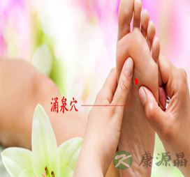 按摩涌泉穴的好处 涌泉穴的按摩方法 按摩涌泉穴的好处 涌泉穴的按摩方法