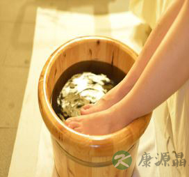 热水泡脚的好处 预防感冒促进血液循环 热水泡脚的好处 预防感冒促进血液循环