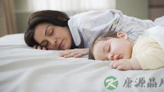 小S爱女坚持睡父母中间 孩子几岁分床睡最好 小S爱女坚持睡父母中间 孩子几岁分床睡最好