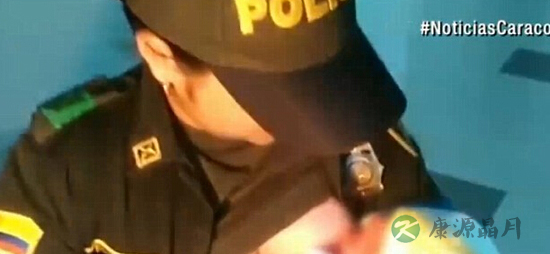 最美警察!女警森林发现弃婴 为其哺乳获赞 最美警察!女警森林发现弃婴 为其哺乳获赞
