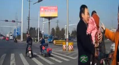 家长开着车孩子掉地上 吓坏后面司机 家长开着车孩子掉地上 吓坏后面司机