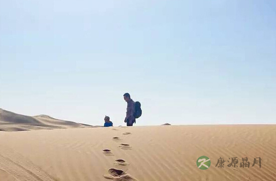 父母带两岁儿子自驾行走库布齐沙漠 父母带两岁儿子自驾行走库布齐沙漠