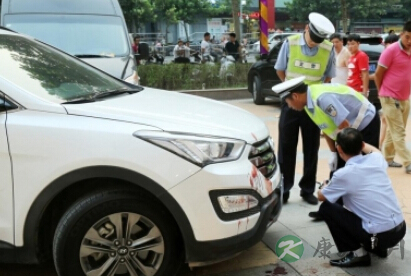 2岁男童被车轧当场身亡 事发时其母正看手机 2岁男童被车轧当场身亡 事发时其母正看手机