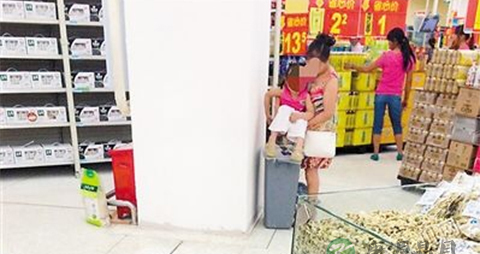 小孩被曝在超市食品区大便 宝宝尿急如何应对 小孩被曝在超市食品区大便 宝宝尿急如何应对