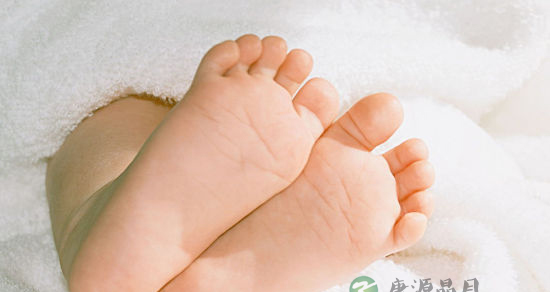 婆媳大争论:该不该让孩子光脚走路? 婆媳大争论:该不该让孩子光脚走路?