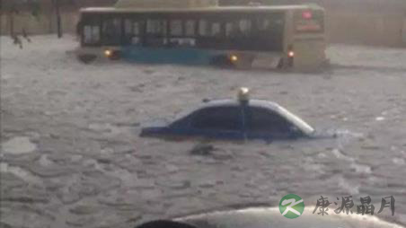 哈尔滨大雨冰雹齐下 雨天如何带宝宝安全出行? 哈尔滨大雨冰雹齐下 雨天如何带宝宝安全出行?