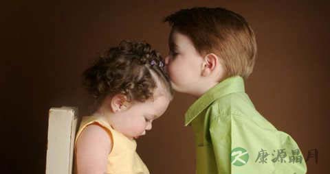 小夫妻生了孩子该让谁来带 小夫妻生了孩子该让谁来带