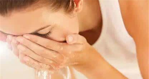 盐水洗脸的正确方法 盐水洗脸的正确方法