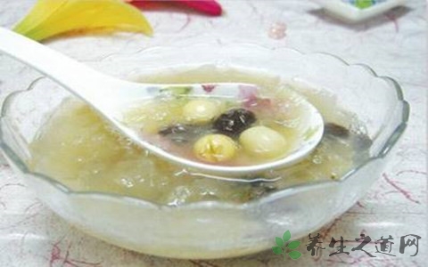 莲子和什么煲汤好 莲子和什么煲汤好