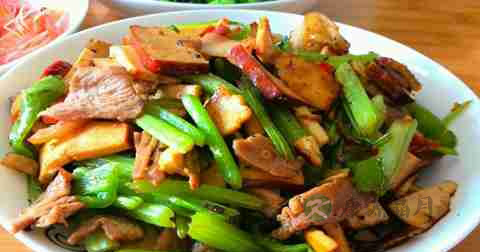 芹菜香干炒肉什么时候放调料