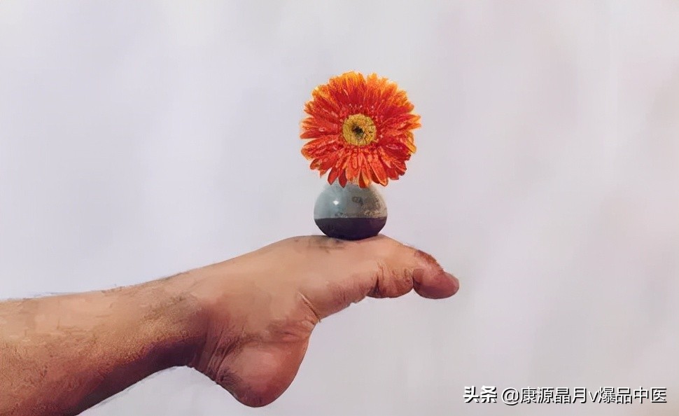 足背拉一拉,等于拉开4条经络,比经络按摩还有功效